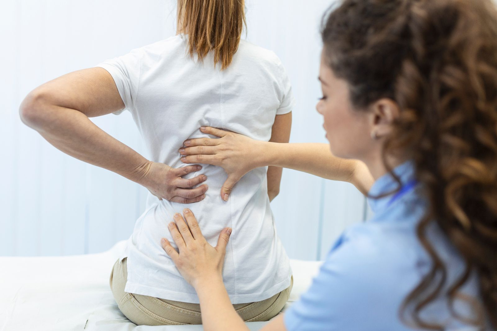 Professionnelle de santé examinant le dos d'une patiente