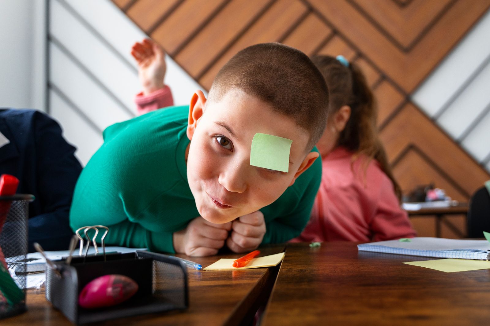 Enfant en classe illustrant le TDAH
